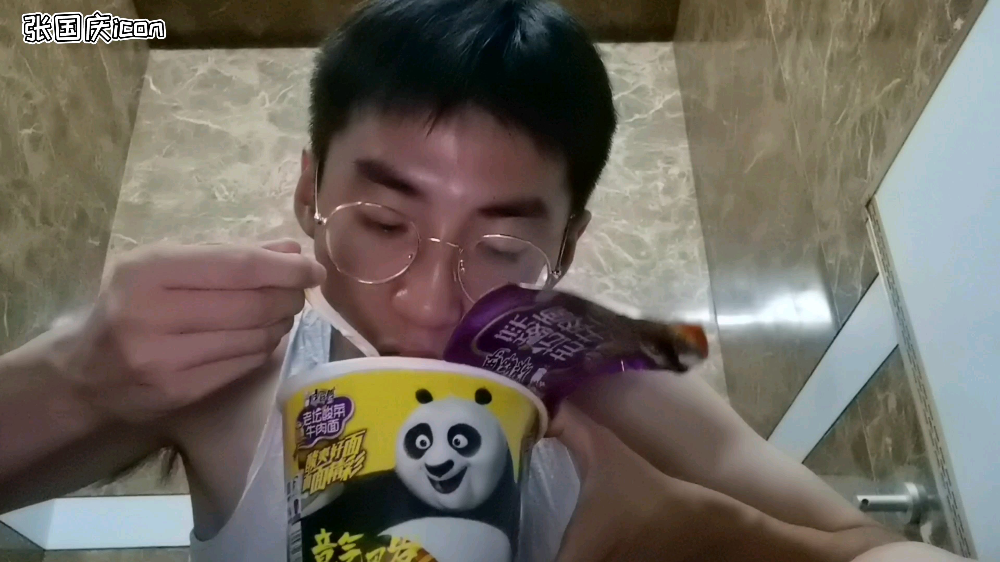 在公厕住了两个月…